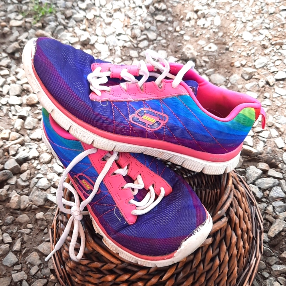 Size 4 Skechers
